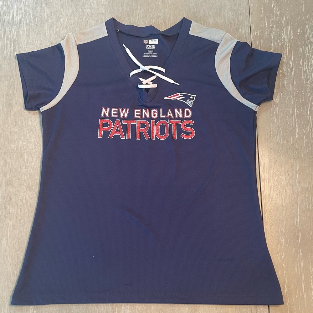 New England Patriot NFL Team apparel ladies short sleeve TX3 cool in size Large